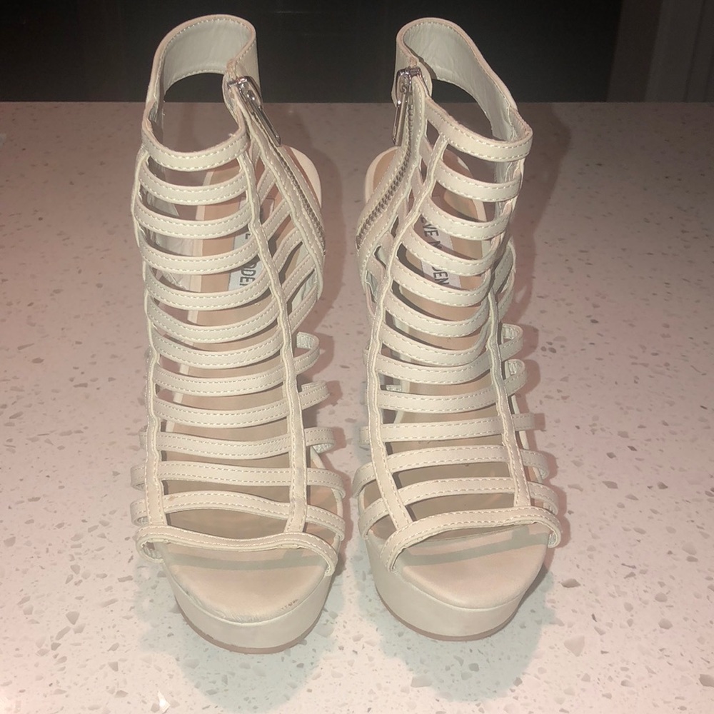 STEVE MADDEN strappy light beige wedges